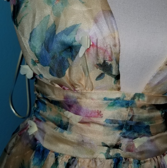 SOLD OUT ON LINE!! 🦋🆕️🆕️YELLOW V-NECK FLORAL SHORT DRESS!!🦋 - Picture 4 of 8